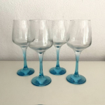 4 Wijnglazen licht blauwe voet